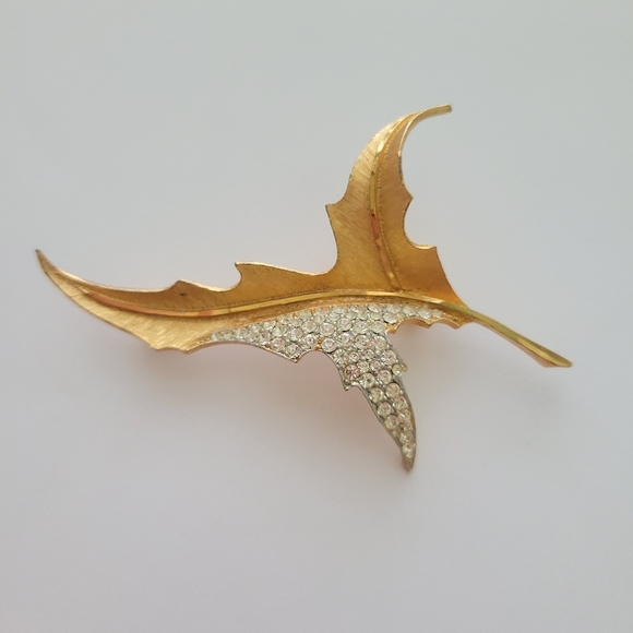 Vintage CAPRI Leaf Brooch Pin Crystal Rhinestones 3.5” Gold Tone - Picture 1 of 5
